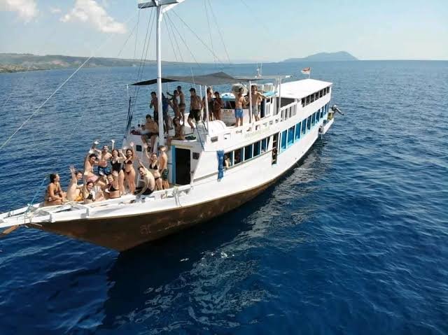 Lombok Labuan Bajo Sailing Trip 4 Days 3 Nights