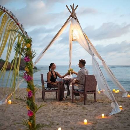 Romantic Dinner with Beachside Decoration