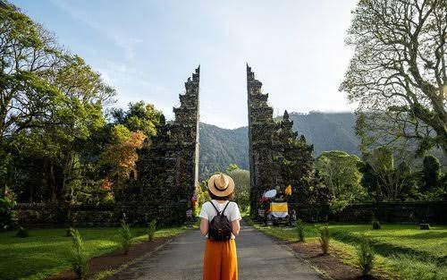 Ulundanu Beratan & Tanah Lot Temple Tour