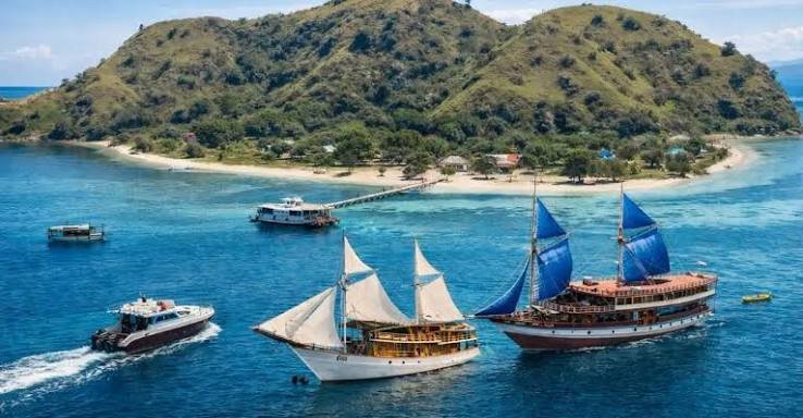 Labuan Bajo Sailing Trip 2 Days 1 Night